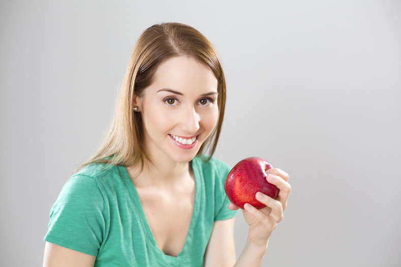 девушка с яблоком
