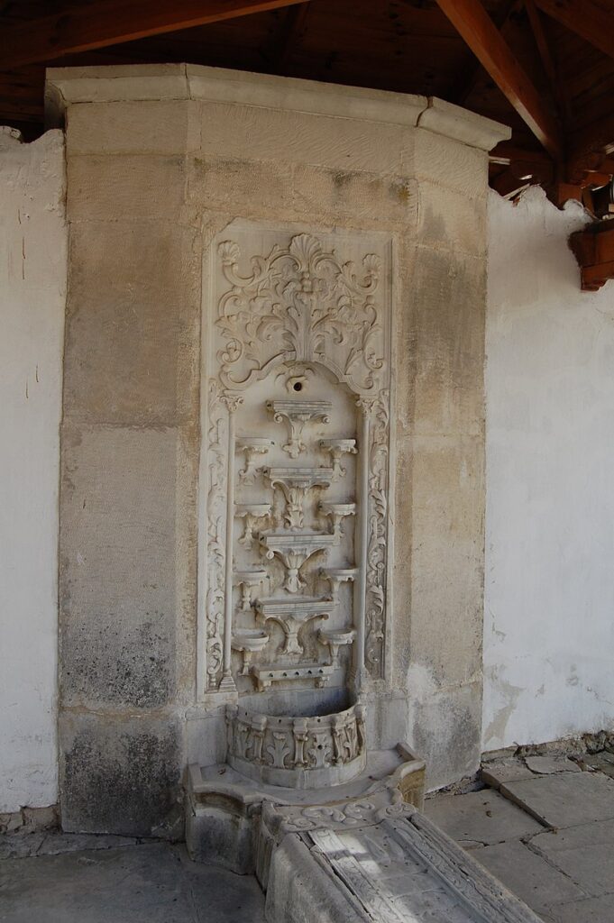 Фонтан-сельсебиль в «Бассейном дворике» Бахчисарайского дворца