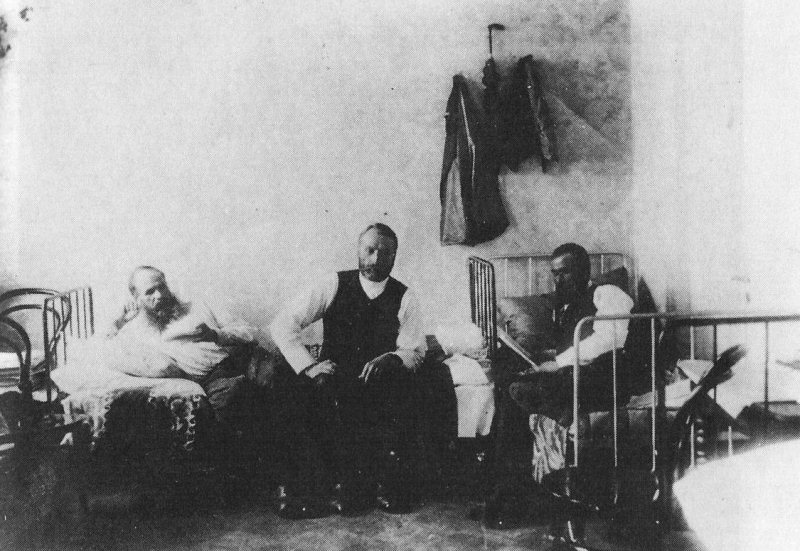 Достоевский под арестом на гауптвахте, здание которой располагалось на Сенной площади. Здесь он был 21 и 22 марта 1874 г. «за нарушение порядка публикаций»
 