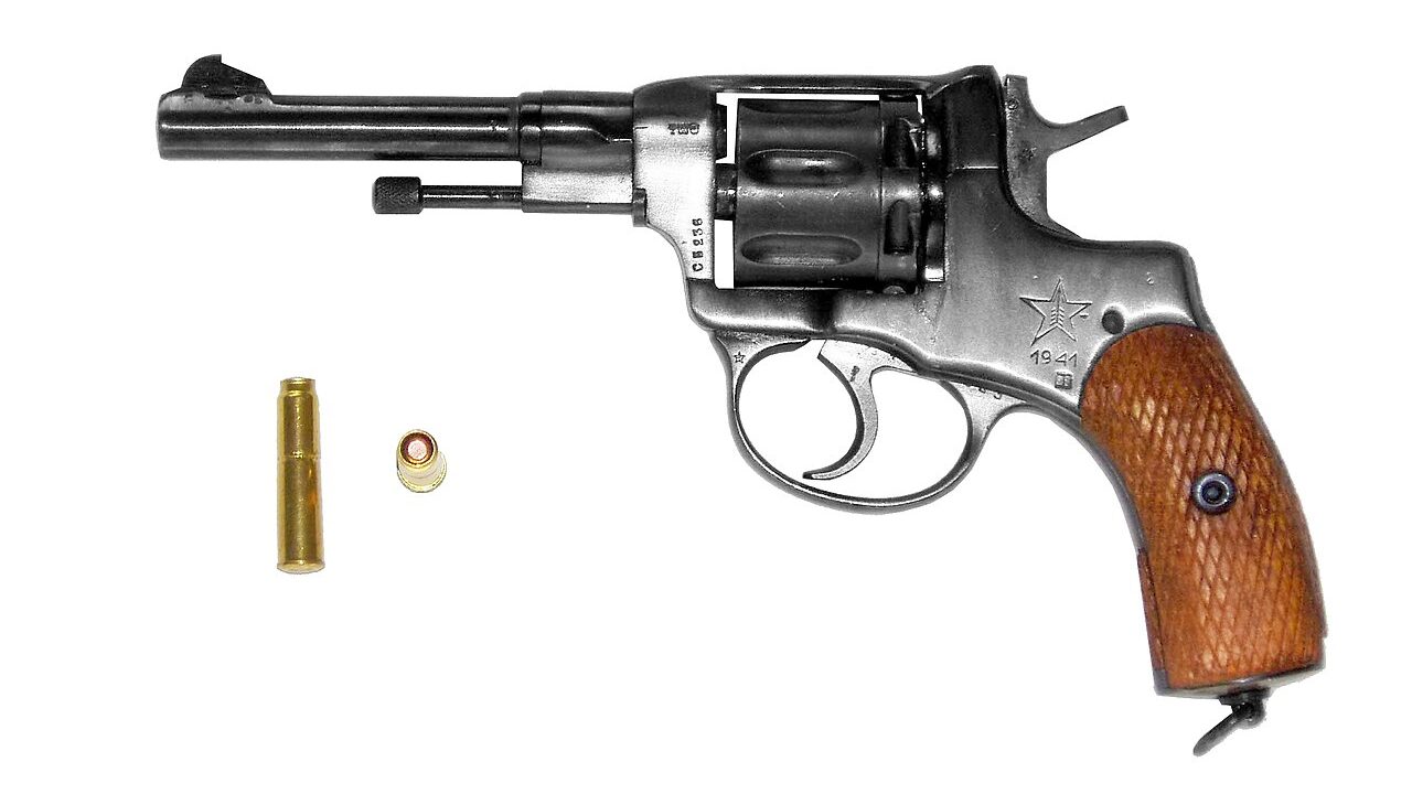 7,62-мм револьвер системы Нагана образца 1895 года. («Офицерский» — с самовзводным ударно-спусковым механизмом.)