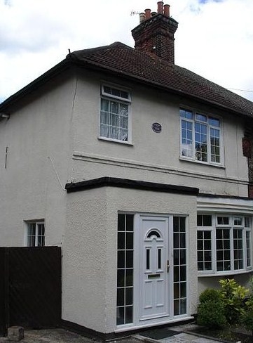 141 Maybury Rd, Woking, where Wells lived from May 1895 until late 1896
Дом, в котором Герберт Уэллс жил с мая 1895 до конца 1896 года, в это время и были опубликованы его первые романы