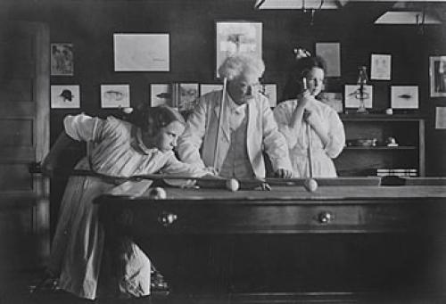 С Луизой Пейн (слева) и Дороти Харви в Стормфилде (фотография 1908 г.) Твен провел много часов, играя в бильярд с членами клуба «Аквариум».  В 1907–1908 году Твен организовал у себя дома клуб для девочек и назвал его «Аквариум».