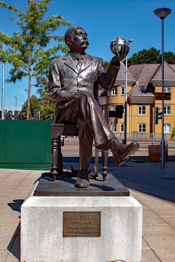 Статуя Герберта Уэллса работы Уэсли Харланда в Уокинге