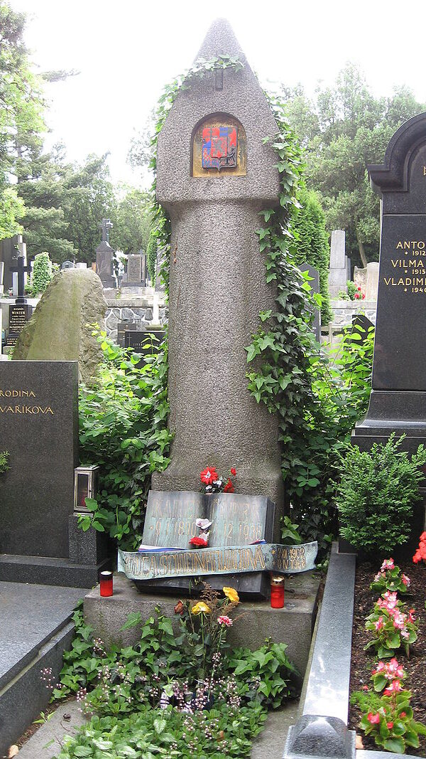 Могила Карела Чапека и Ольги Шейнпфлуговой на Вышеградском кладбище