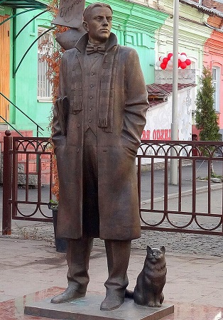Памятник М.А. Булгакову во Владикавказе