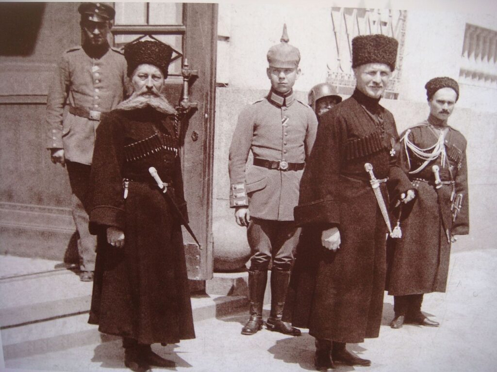 Гетман всея Украины с 29 апреля по 14 декабря 1918 года Павел Скоропадский (впереди справа) и немецкие военнослужащие