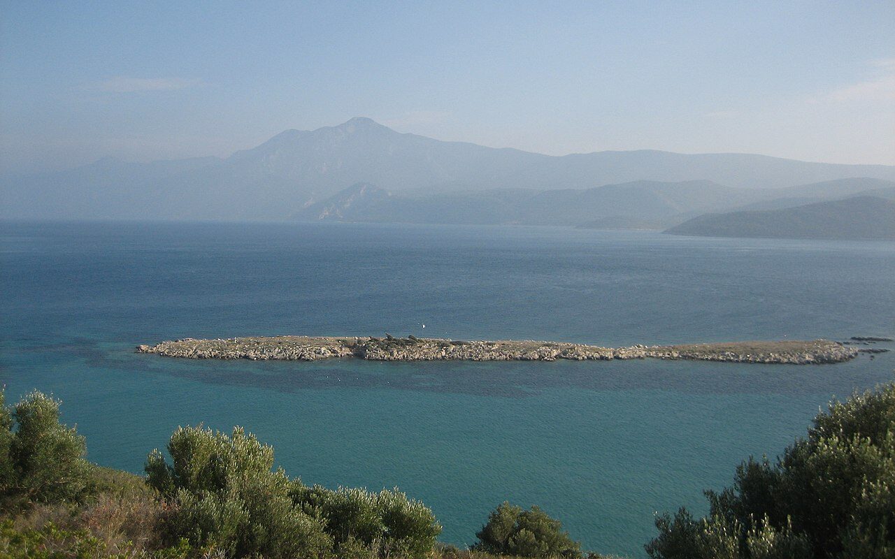 Пираты в Древней Греции: Гора Микале видна с острова Самос, через Микальский пролив