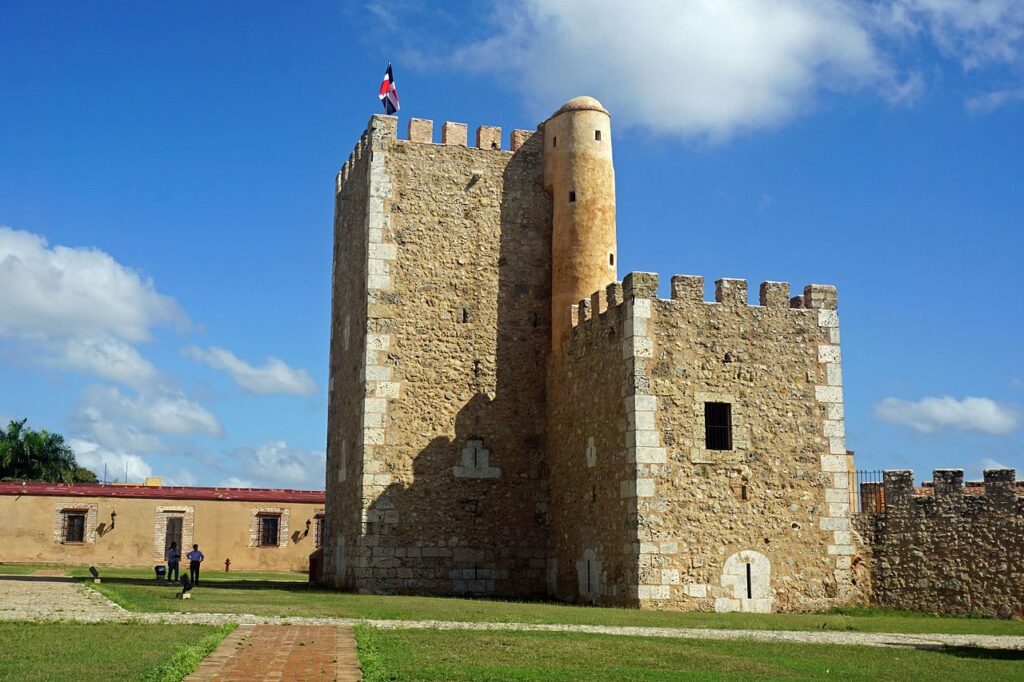 Испанский Мэйн. Крепость Озама - одна из сохранившихся частей стен Санто-Доминго, которая признана ЮНЕСКО старейшим военным сооружением европейского происхождения на американском континенте