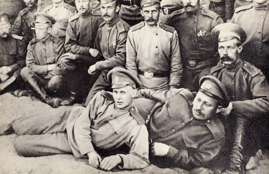 Сергей Есенин (впереди) при военном госпитале, 1916 г.