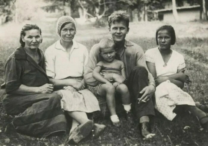 Тёща поэта Ирина Евдокимовна, жена Мария, Александр Твардовский с дочкой Валей и сестрой Марией
