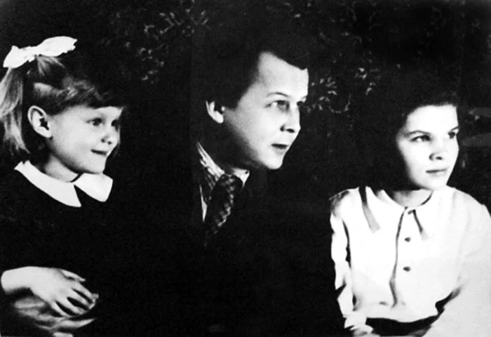 Александр Твардовский с дочерями Валентиной и Ольгой