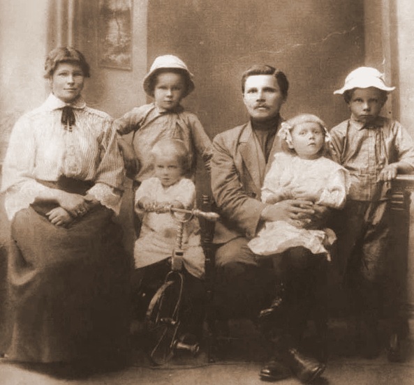 Семья Твардовских: мать Мария Митрофановна, отец Трифон Гордеевич, возле матери стоит Александр Твардовский, на велосипеде - Василий, рядом с отцом - Константин, на руках у отца - Анна
