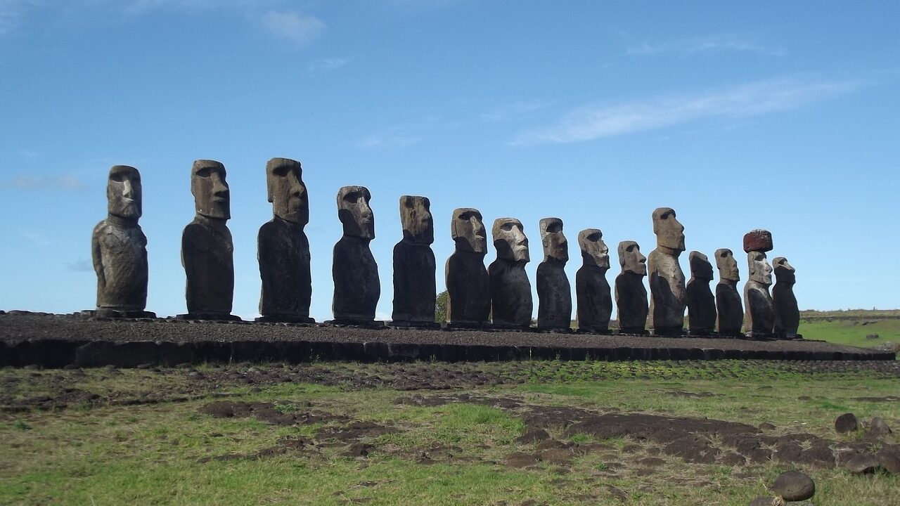 Моаи на острове Пасха. В настоящее время на острове насчитывается 887 статуй моаи