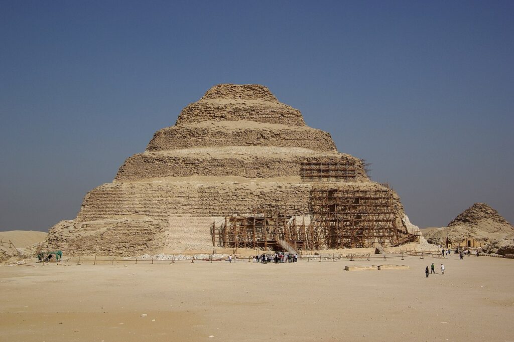 Ступенчатая пирамида Джосера в Саккаре, автором которой и считается Имхотеп