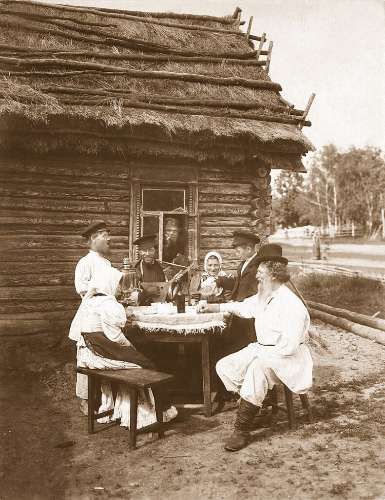 Группа крестьян за столом. Фотография С.М. Прокудина-Горского.