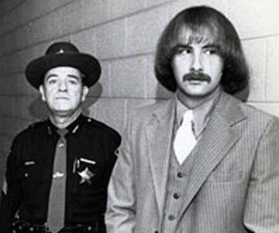 Миллиган (справа) во время суда, 1977 год
